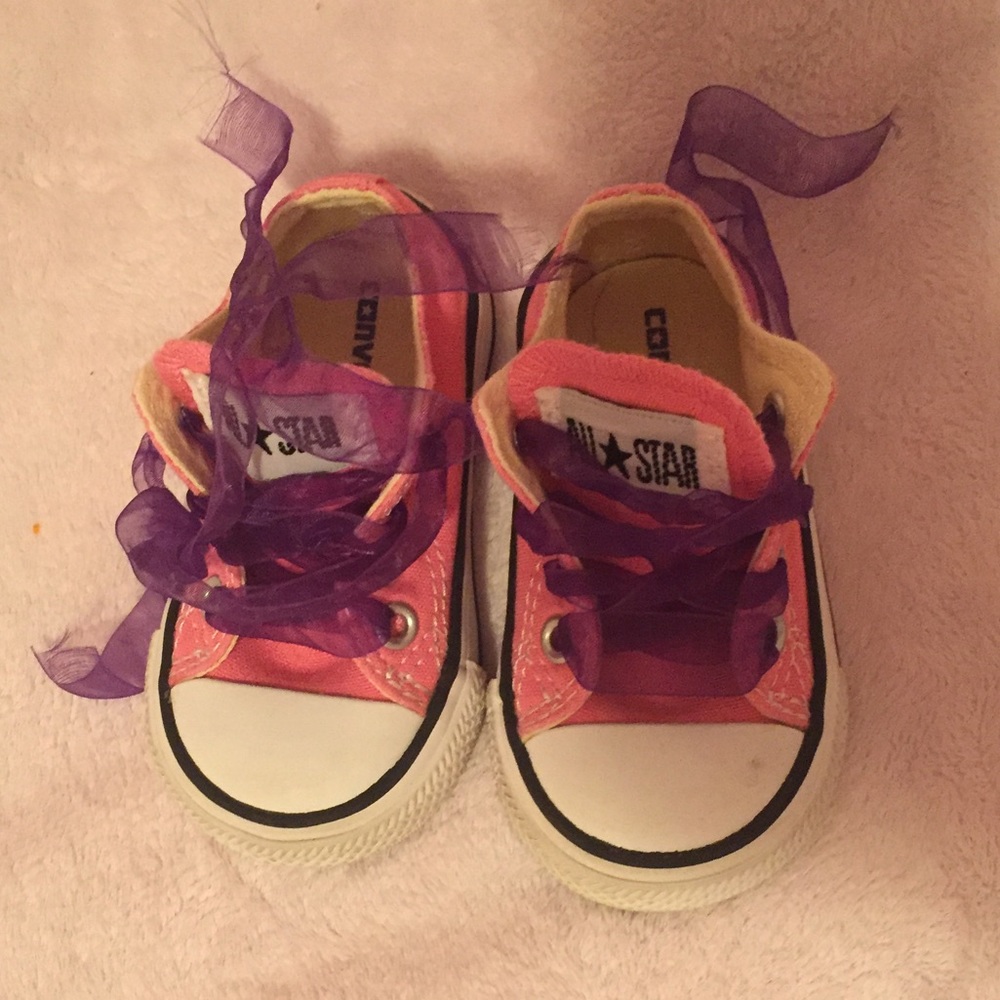 Toddler pink converse tennis shoes